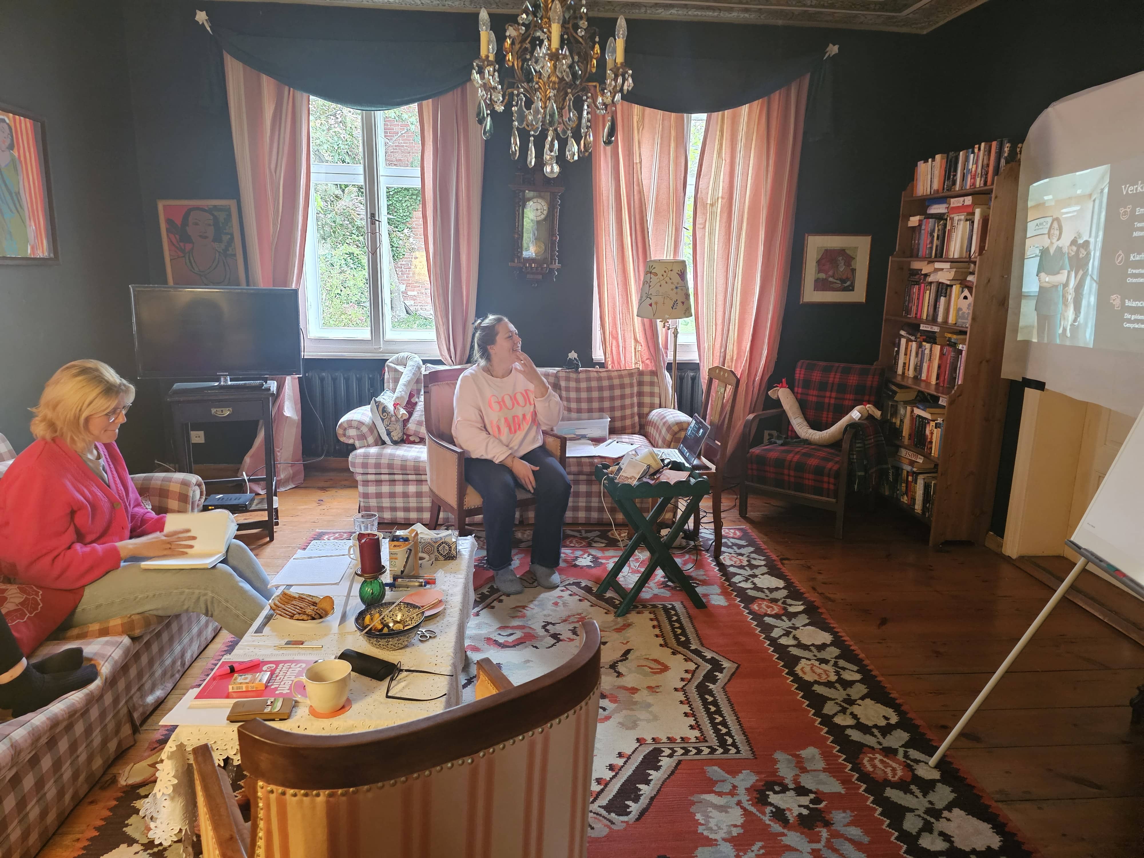 Workshop-Szene im gemütlichen Wohnzimmer